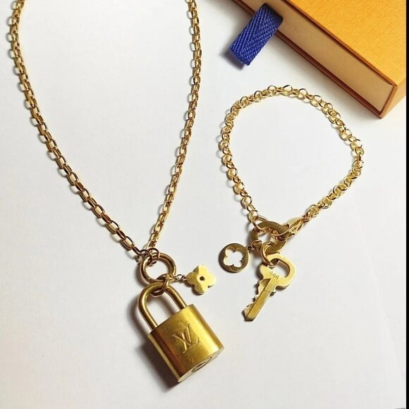 COPY - Louis Vuitton Authentic Lock & Key With Necklace & Bracelet Flower Pende… - Picture 3 of 6
